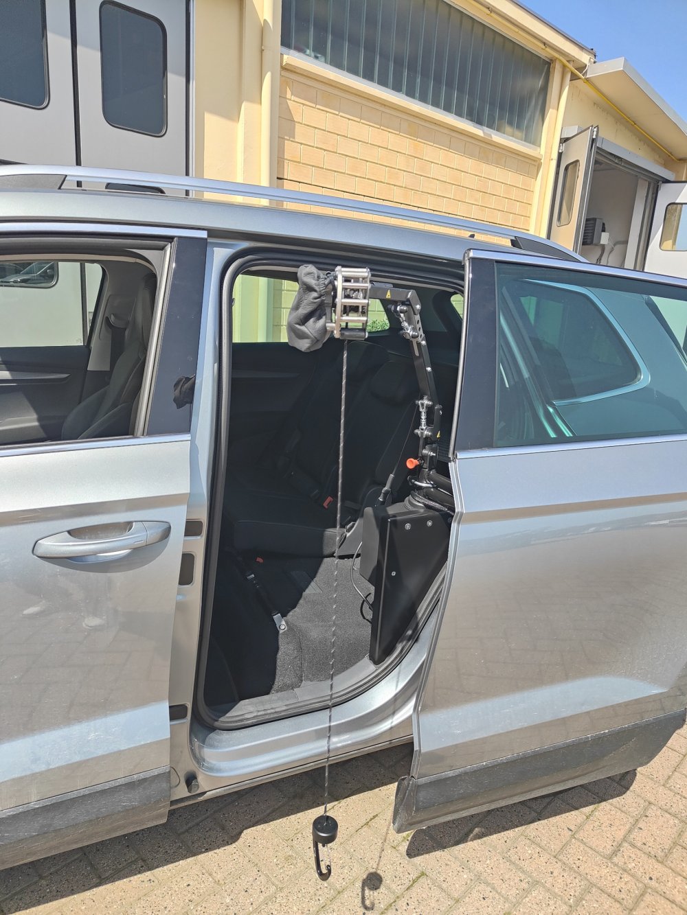 Porta posteriore rototraslante