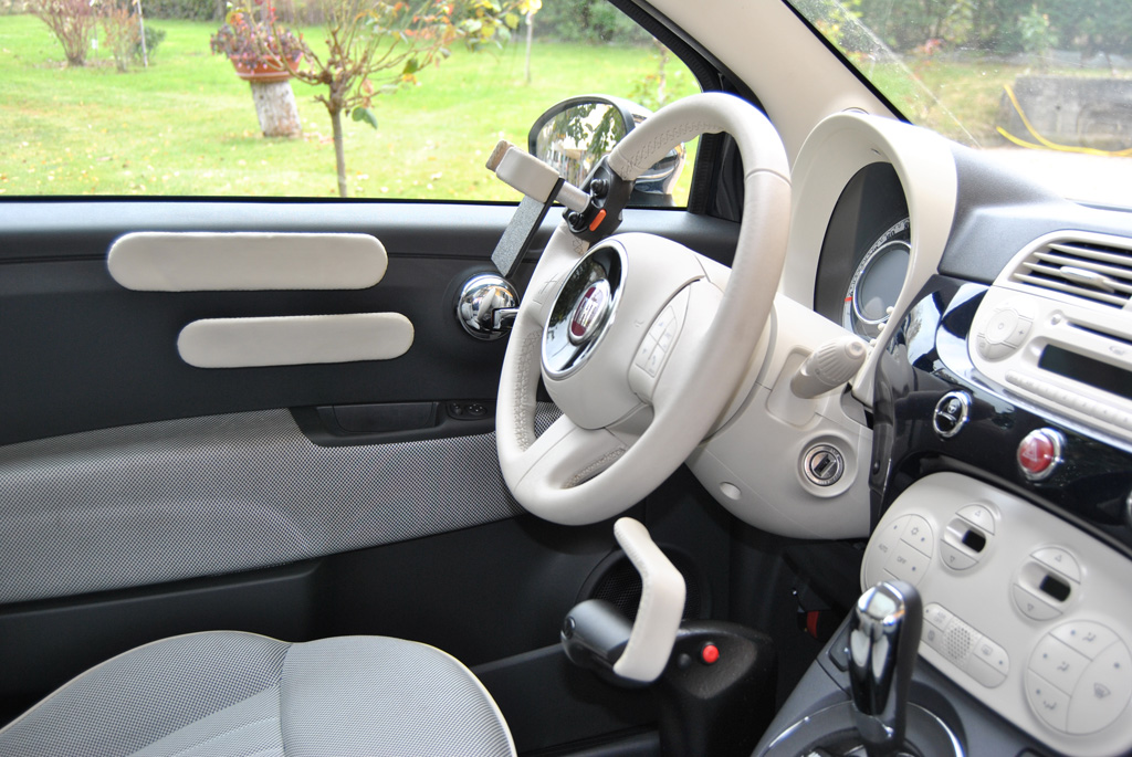 Monoleva acceleratore e freno con impugnature contenitive