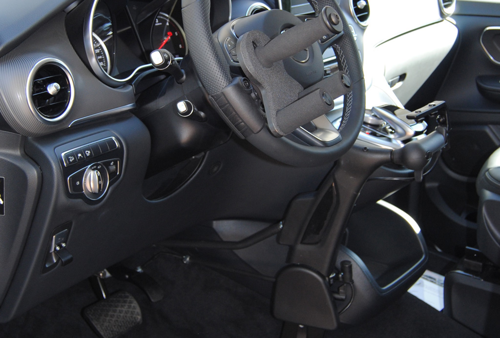 Monoleva acceleratore e freno con impugnature contenitive