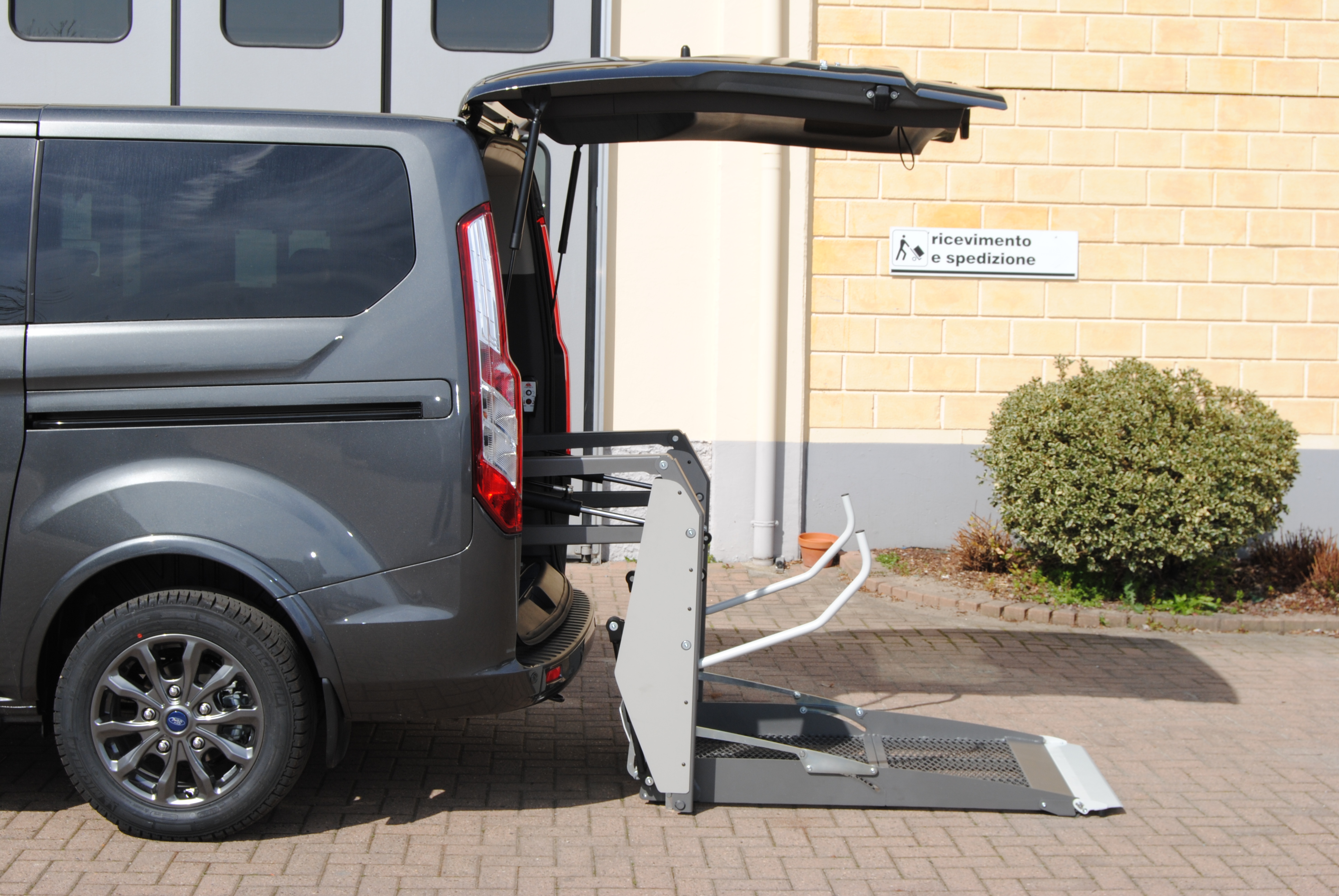 Trasporto collettivo con sollevatori automatici o rampe servoassistite