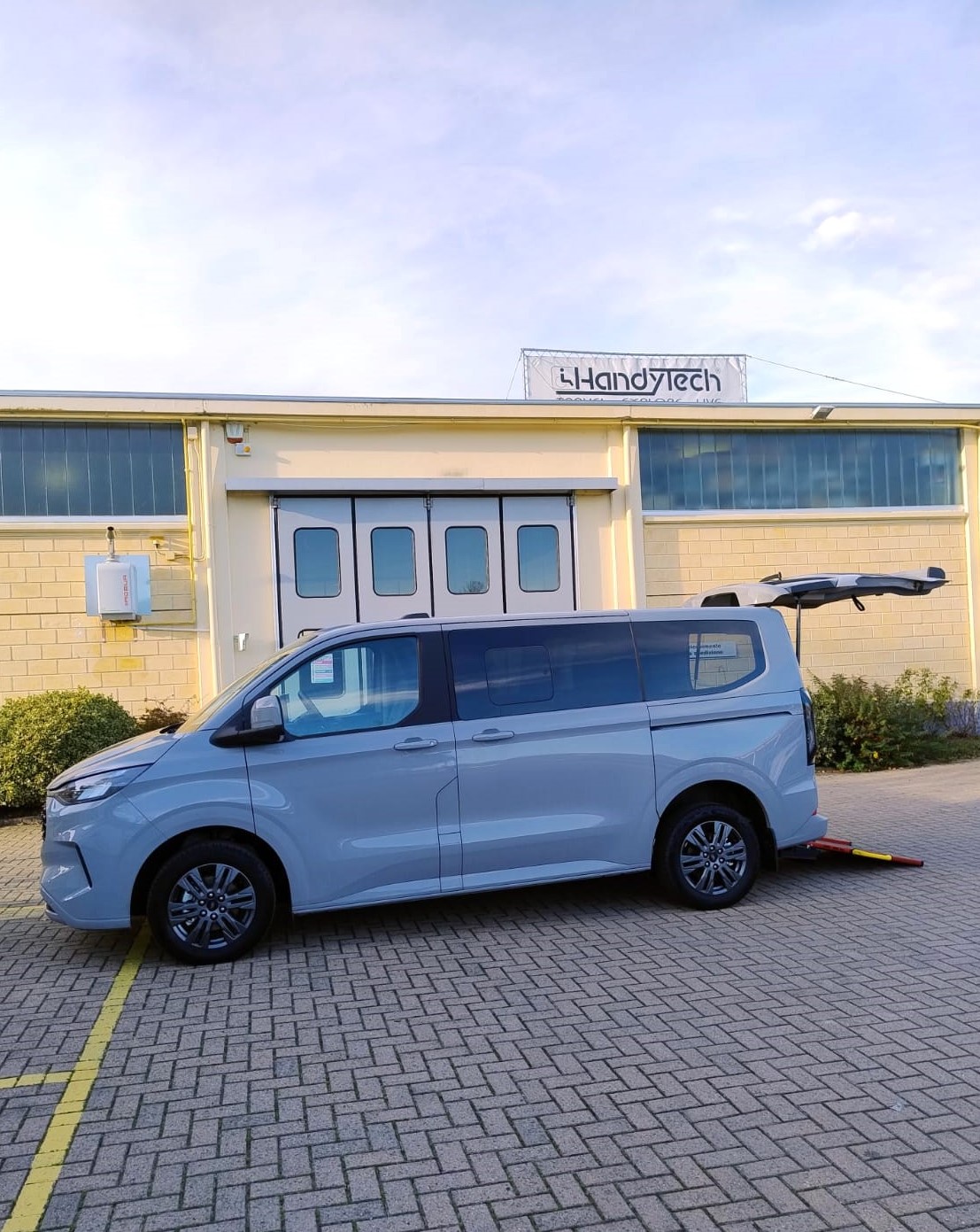 NUOVO FORD TOURNEO CUSTOM TITANIUM "INDEPENDENCE"