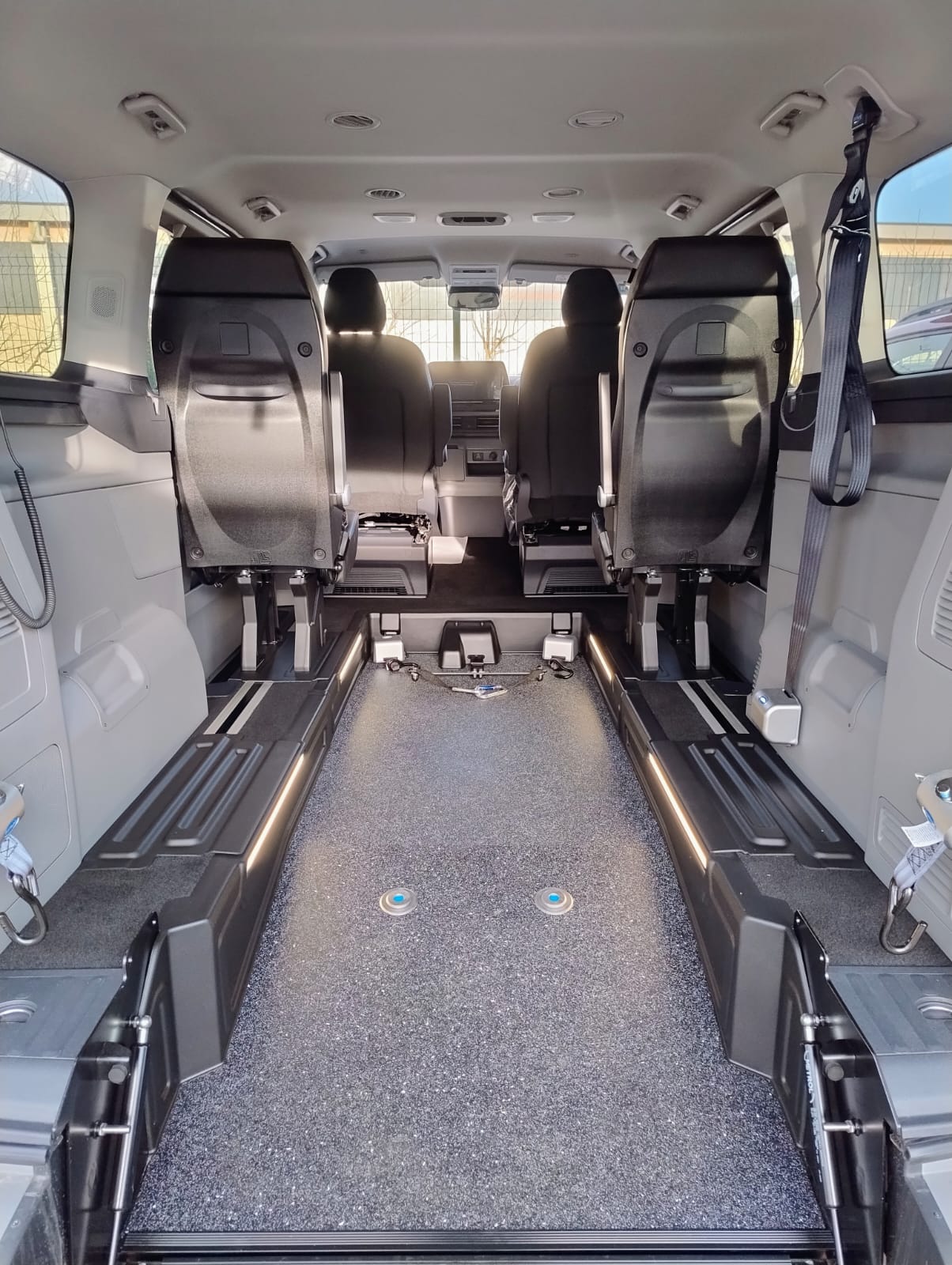 NUOVO FORD TOURNEO CUSTOM TITANIUM "INDEPENDENCE"