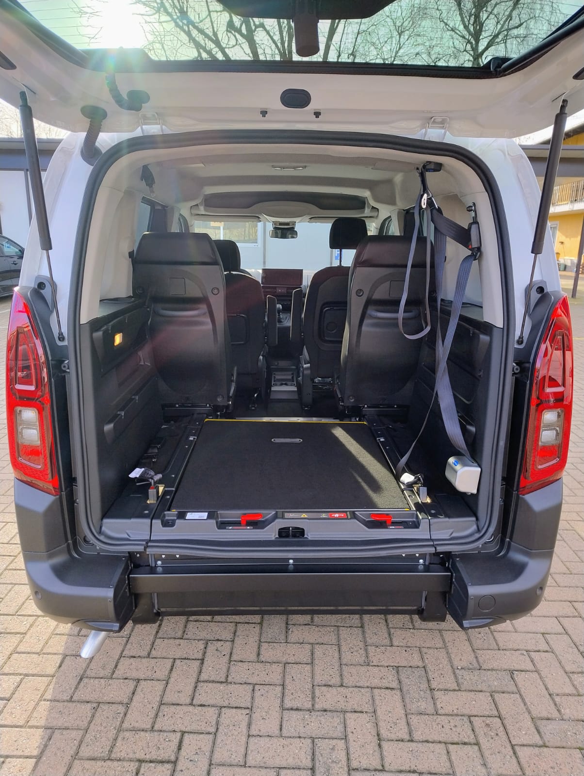 NUOVO FIAT DOBLO COMBI PASSO CORTO  CON RIBASSAMENTO DEL PIANALE